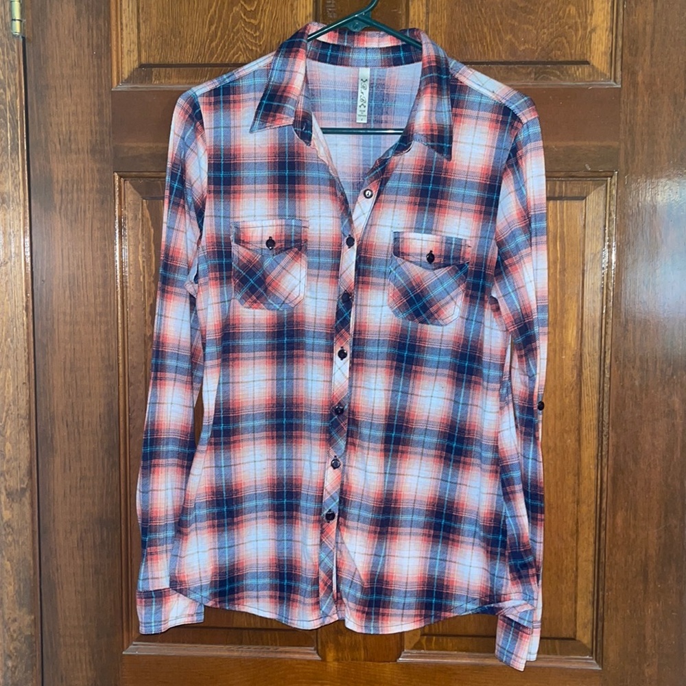 Women’s plaid button up shirt